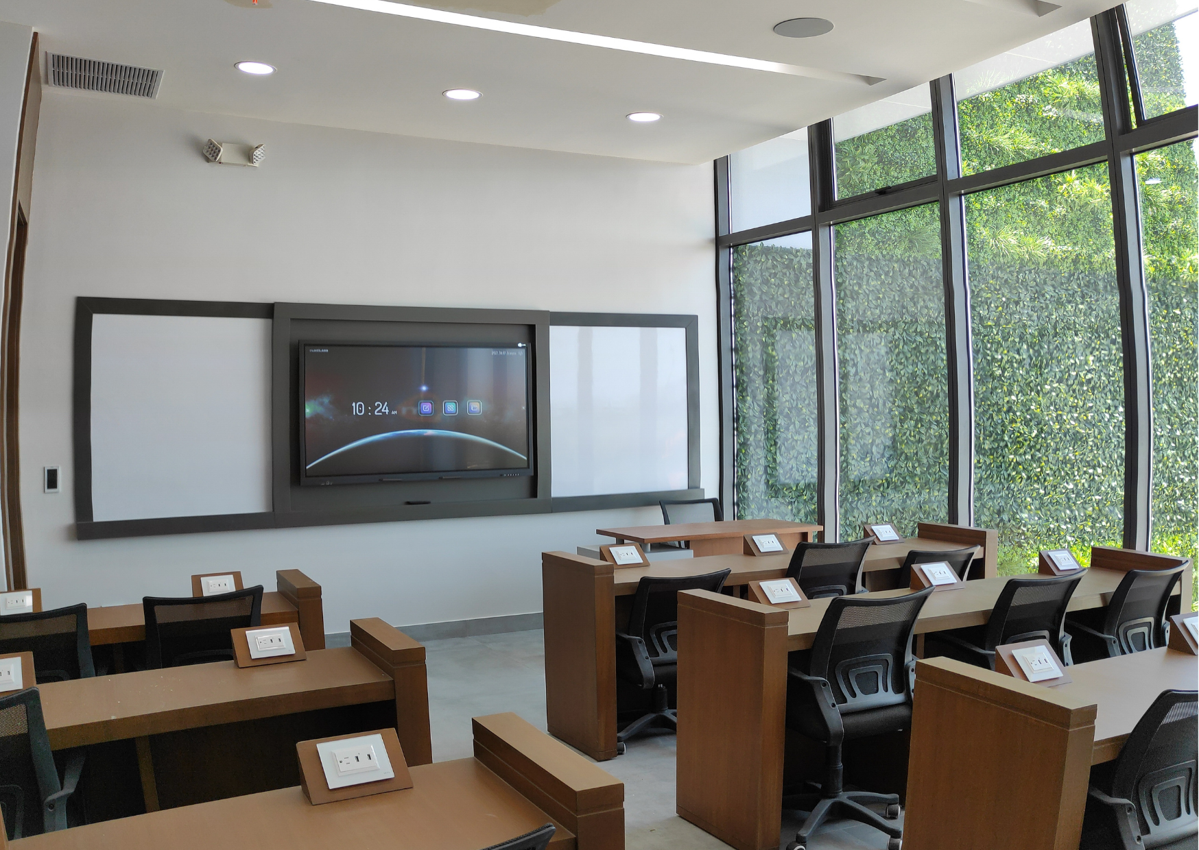 Aula UEES con pantalla interactiva EcoTouch